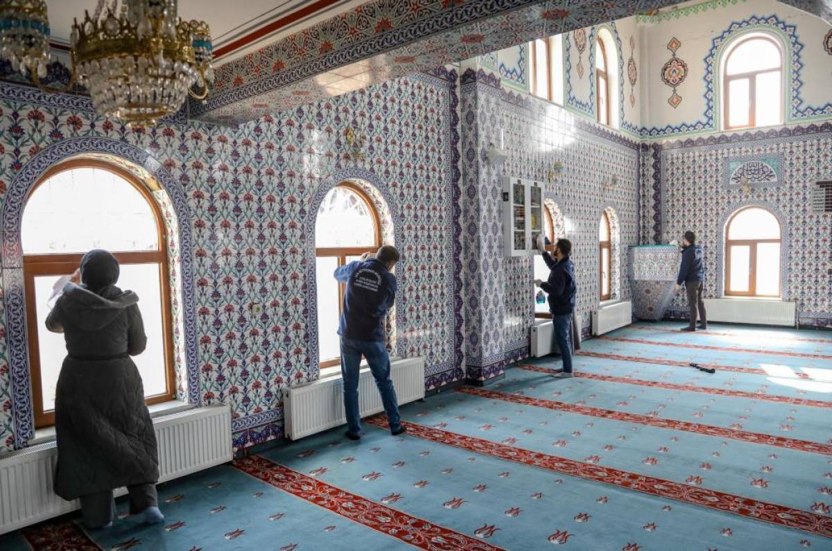Van Büyükşehir Belediyesi camilerde temizlik çalışması yapıyor