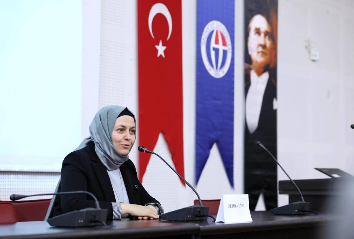 GAÜN'de "toplum, kadın ve spor" konferansı verildi