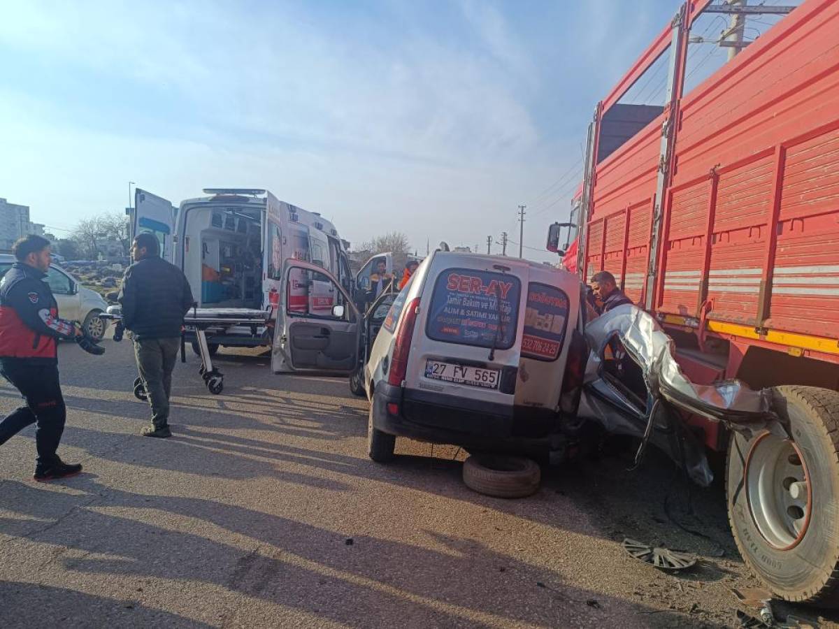 Şanlıurfa'da park halindeki kamyona çarpan hafif ticari araçtaki 5 kişi yaralandı
