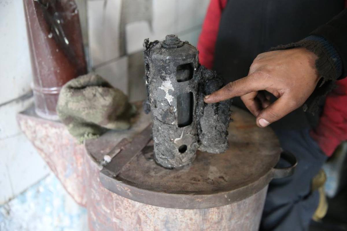 Diyarbakır'da, iş yerinde meydana gelen sobadaki patlama anı kamerada