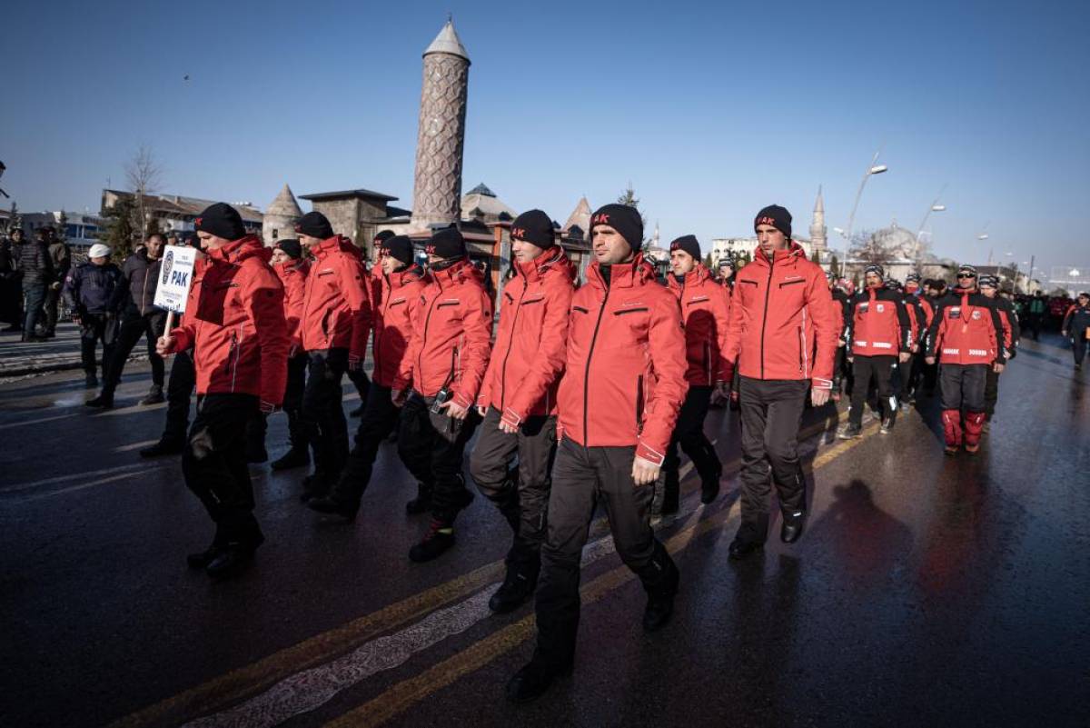Erzurum'da AFAD Kış Tatbikatı'na katılacak görevliler kortej yürüyüşü yaptı