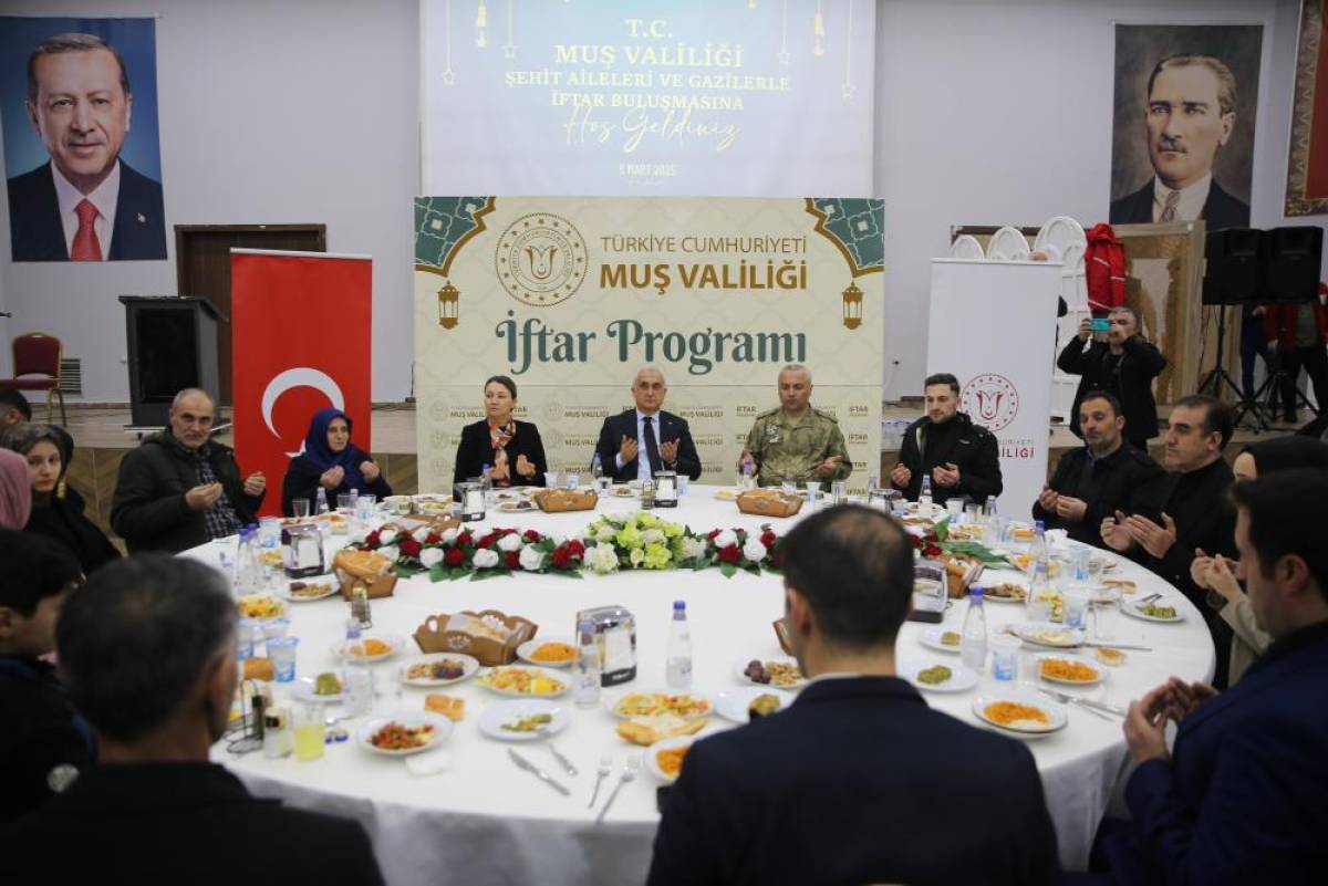 Muş Valisi Çakır, şehit aileleri ve gazilerle iftar yaptı