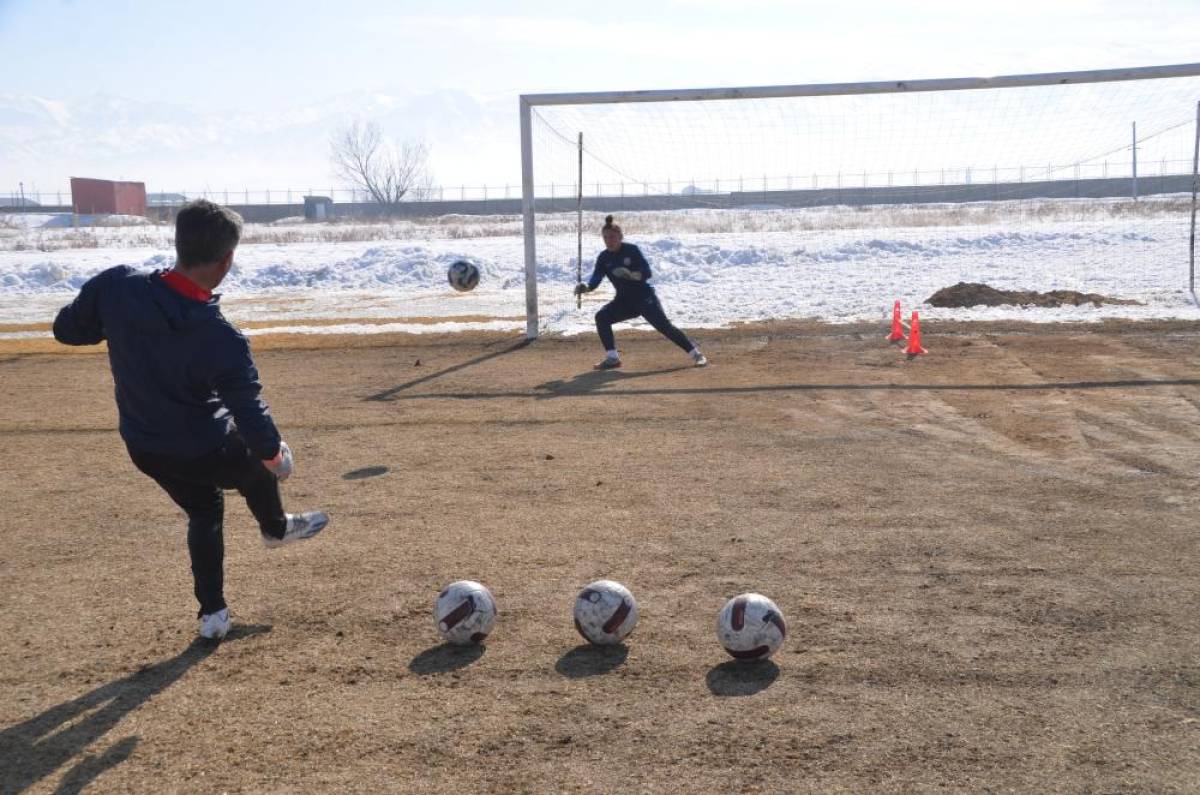 Kadın futbol takımında kaptanlık, Milli Eğitim Müdürlüğünde memurluk yapıyor