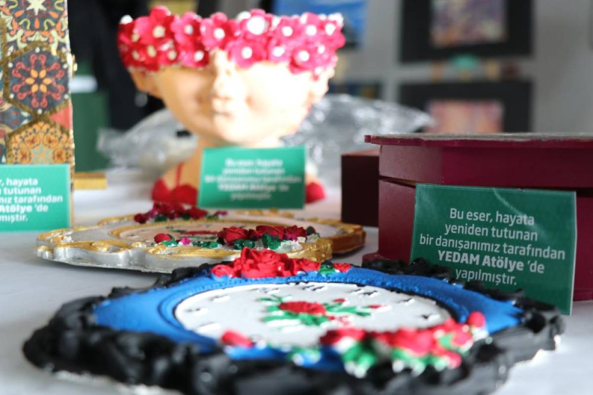 Ağrı'da tedavi gören bağımlıların çizdiği resimler hastanede sergilendi