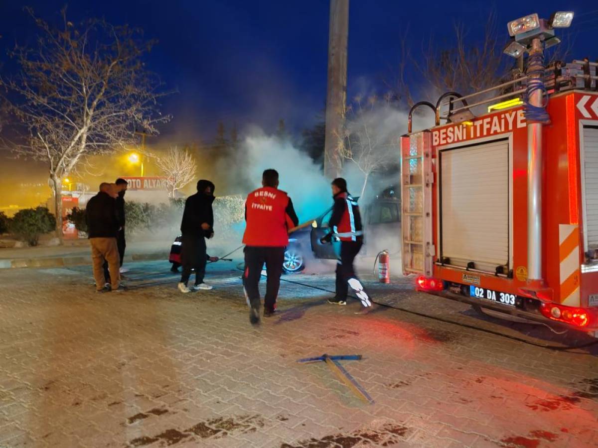 Adıyaman'da seyir halindeki otomobil alev aldı
