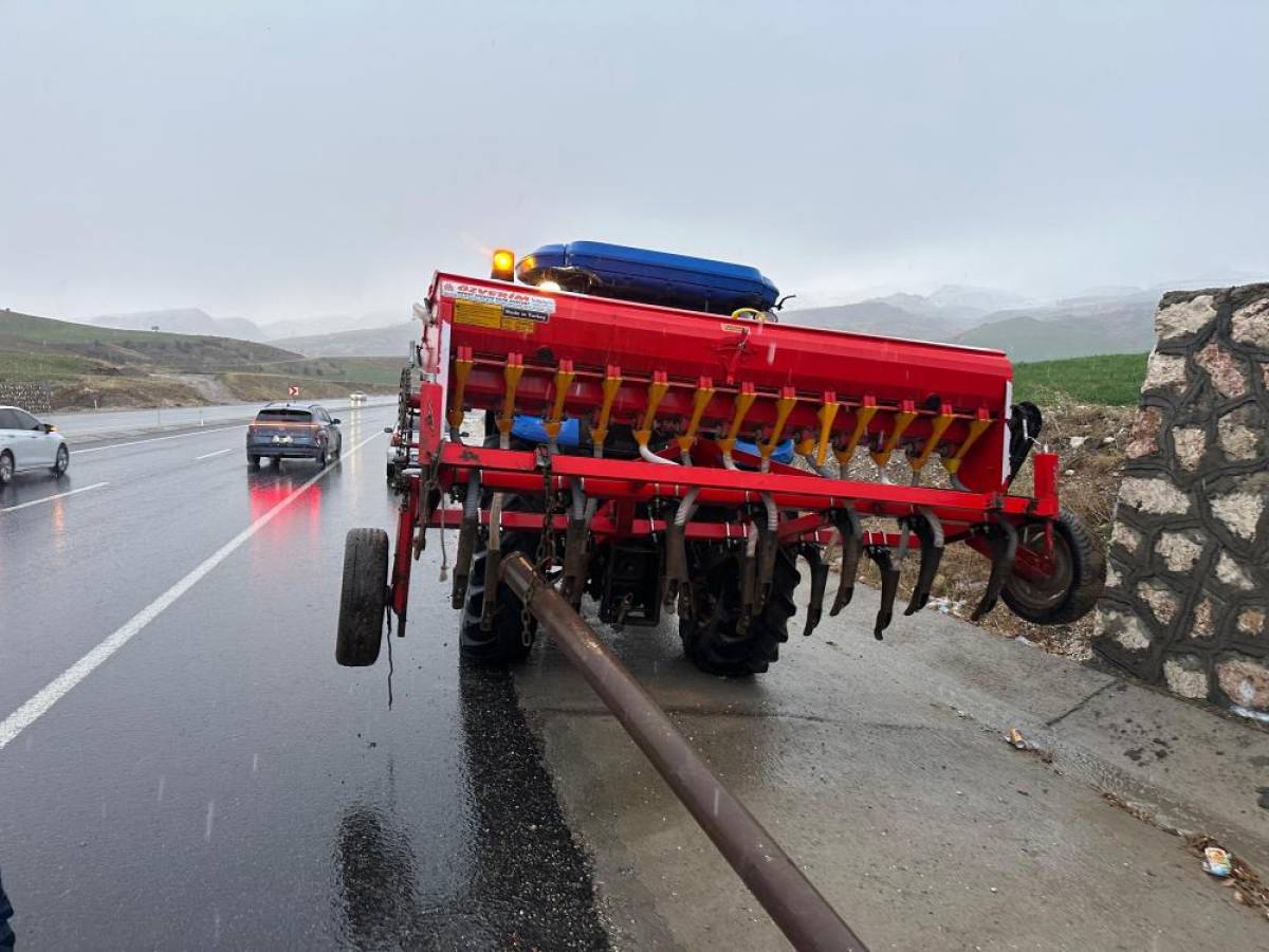 Adıyaman'da otomobil ile traktörün çarpıştığı kazada 5 kişi yaralandı