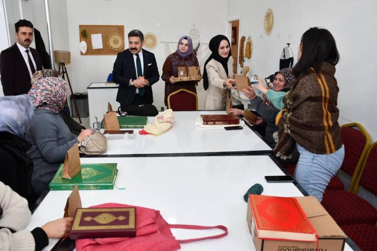 Adilcevaz Kaymakamı Özçelik, ADEM'daki kadınların gününü kutladı