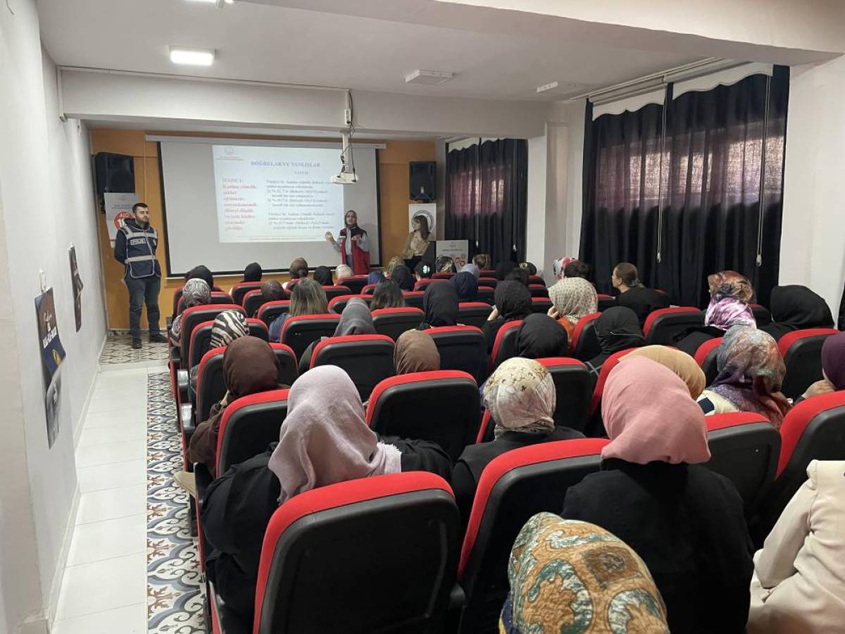 Malazgirt'te kadına yönelik şiddet ve erken yaşta evlilikle mücadele konulu seminer verildi