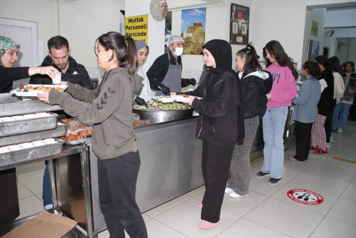 Van'da öğrenciler iftar sofrasında buluşuyor