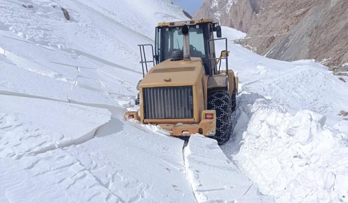 Başkale'de karla mücadele sürüyor