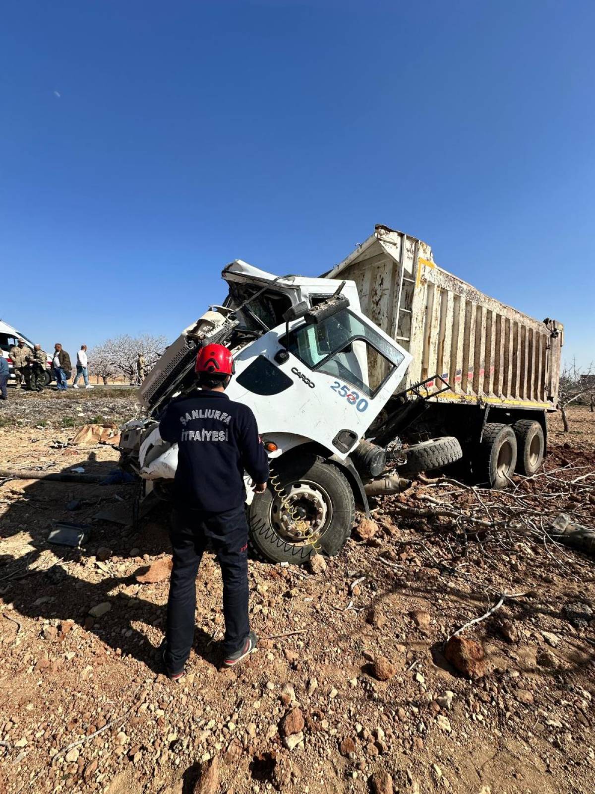 Şanlıurfa'da devrilen kamyondaki 2 kişi yaralandı