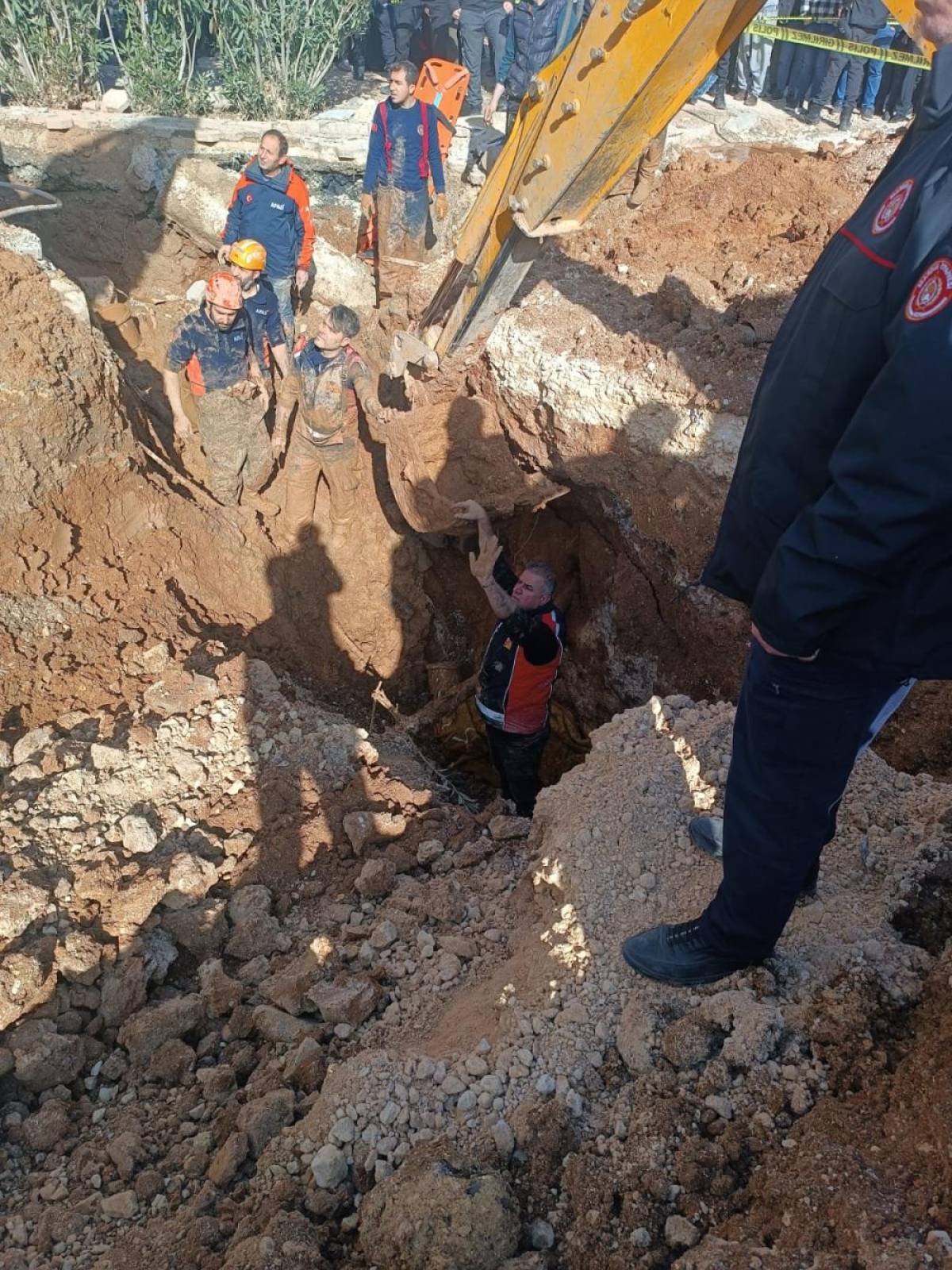 Siirt'in komşu ilinde altyapı çalışmasında toprak altında kalan tesisatçı öldü