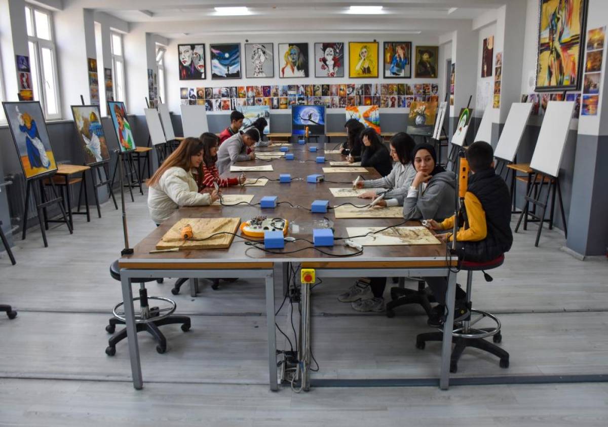 Vanlı öğrenciler ahşabı yakarak sanata dönüştürüyor