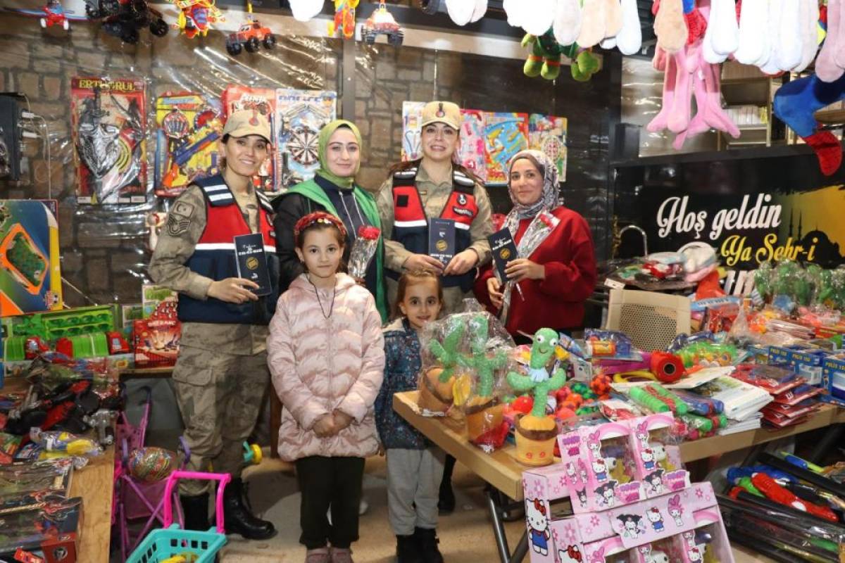 Gaziantep'te jandarma ekiplerinden 8 Mart Dünya Kadınlar Günü kutlaması