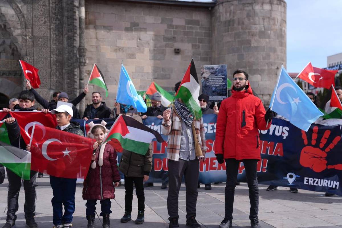 Erzurum'da sağlık çalışanları ramazanda soğuğa rağmen Gazze için yürüdü