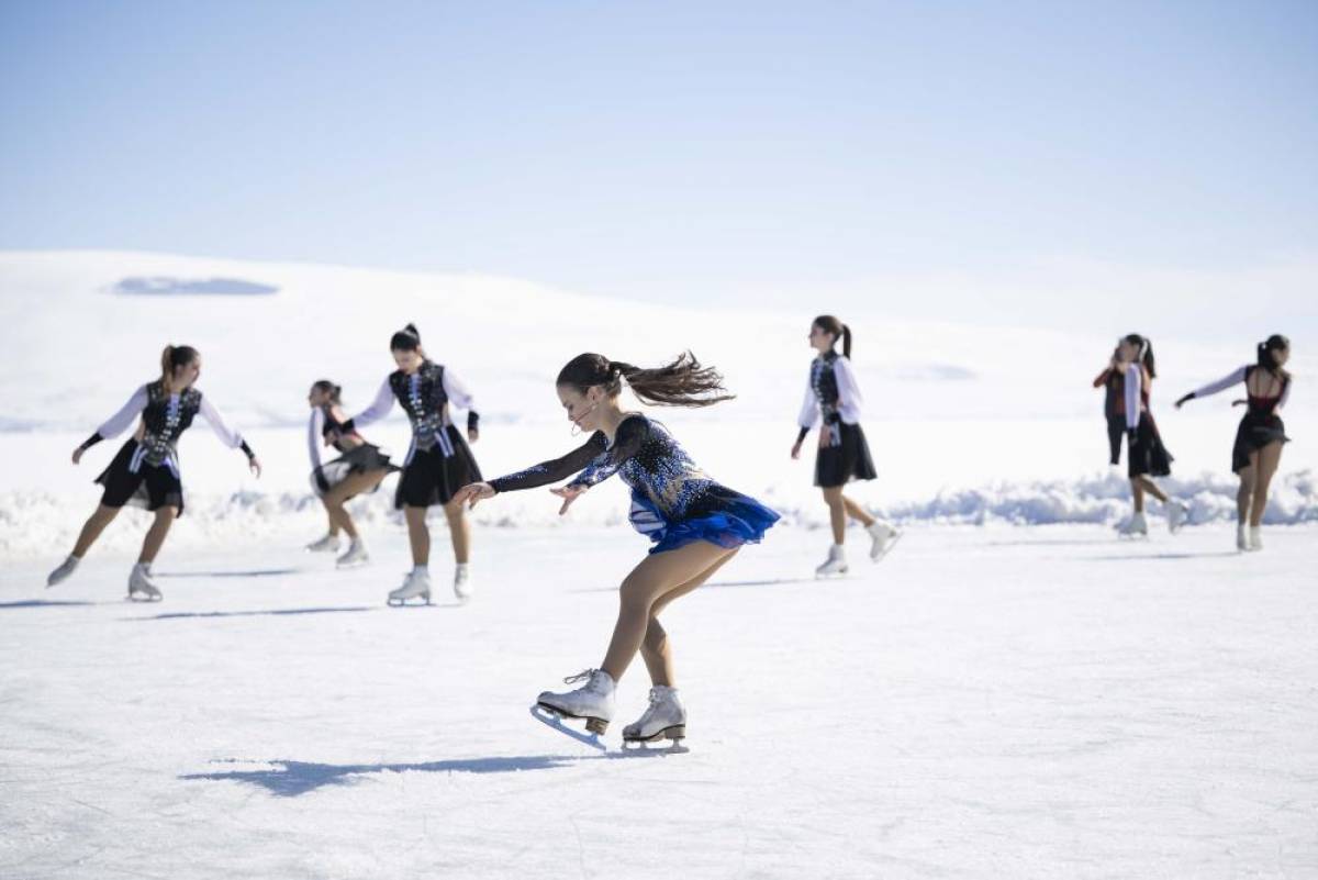Buzla kaplı Çıldır Gölü üzerinde "Senkronize buz pateni gösterimi" yapıldı