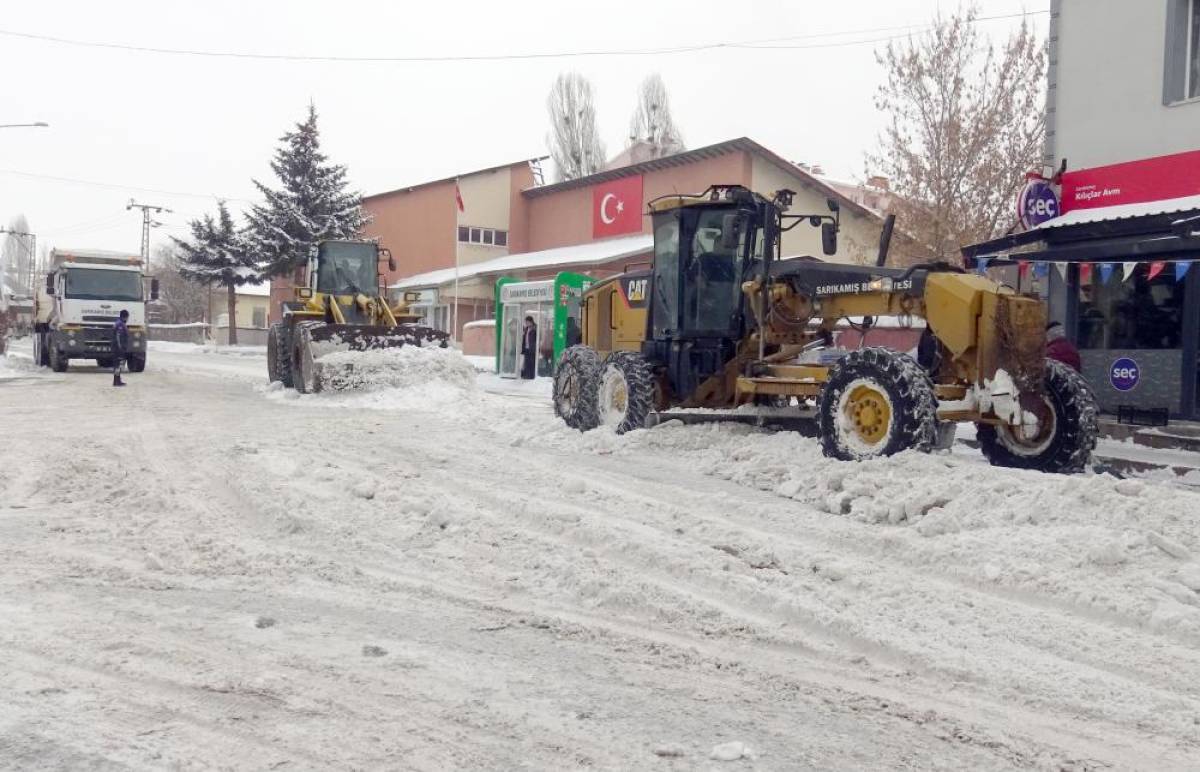 Kars Sarıkamış'ta yoğun yağışla biriken karlar, kamyonlarla ilçe dışına taşınıyor