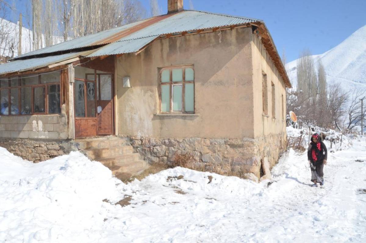 Hakkari'de 50 yaşındaki kadın mezrada tek başına yaşıyor