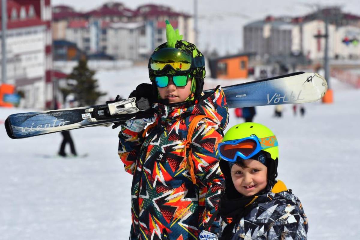 Sarıkamış Kayak Merkezi, hafta sonu kayakseverlerle doldu