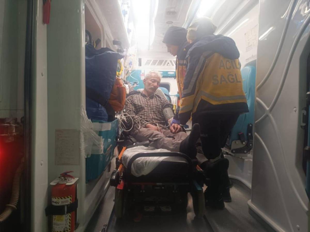 Batman'da heyelan nedeniyle yolu kapanan köydeki hasta hastaneye ulaştırıldı