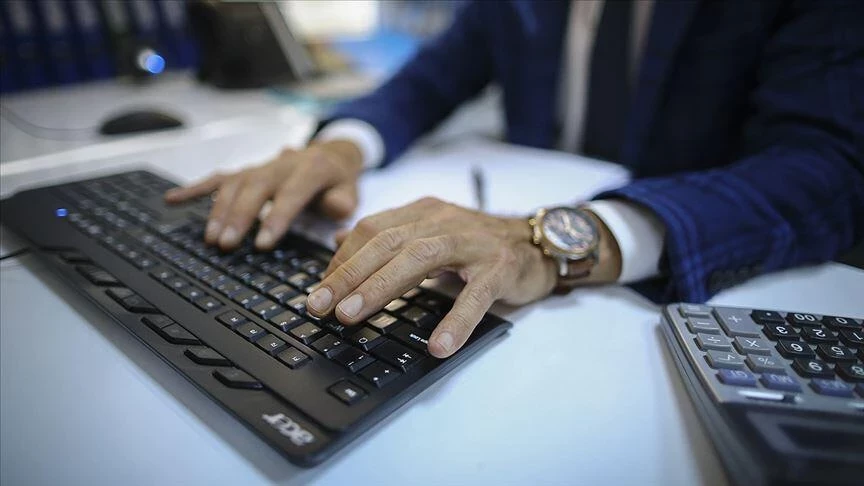 1 Mayıs Resmi Tatil mi, Hangi G&uuml;ne Denk Geliyor? 3 G&uuml;n Tatil Olur mu, Okullar ve Bankalar A&ccedil;ık mı? 2026 Tatil Takvimi Detayları