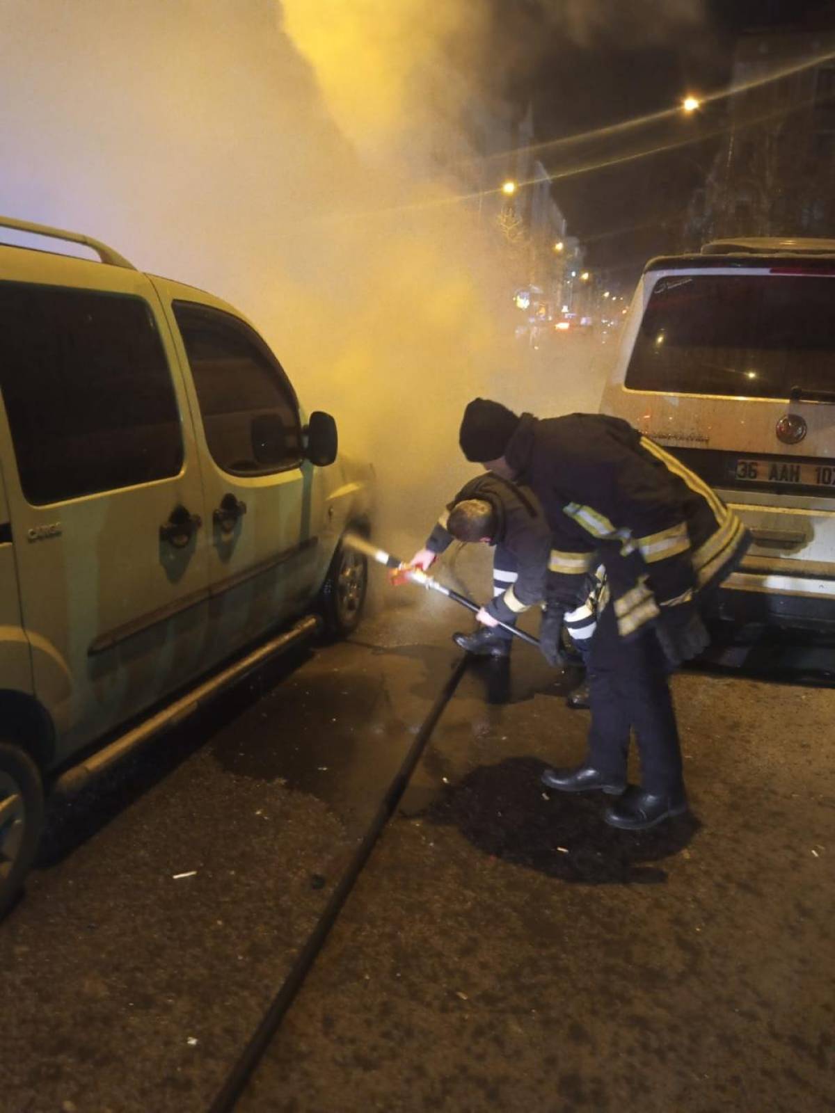 Kars'ta seyir halindeyken alev alan araç kullanılamaz hale geldi