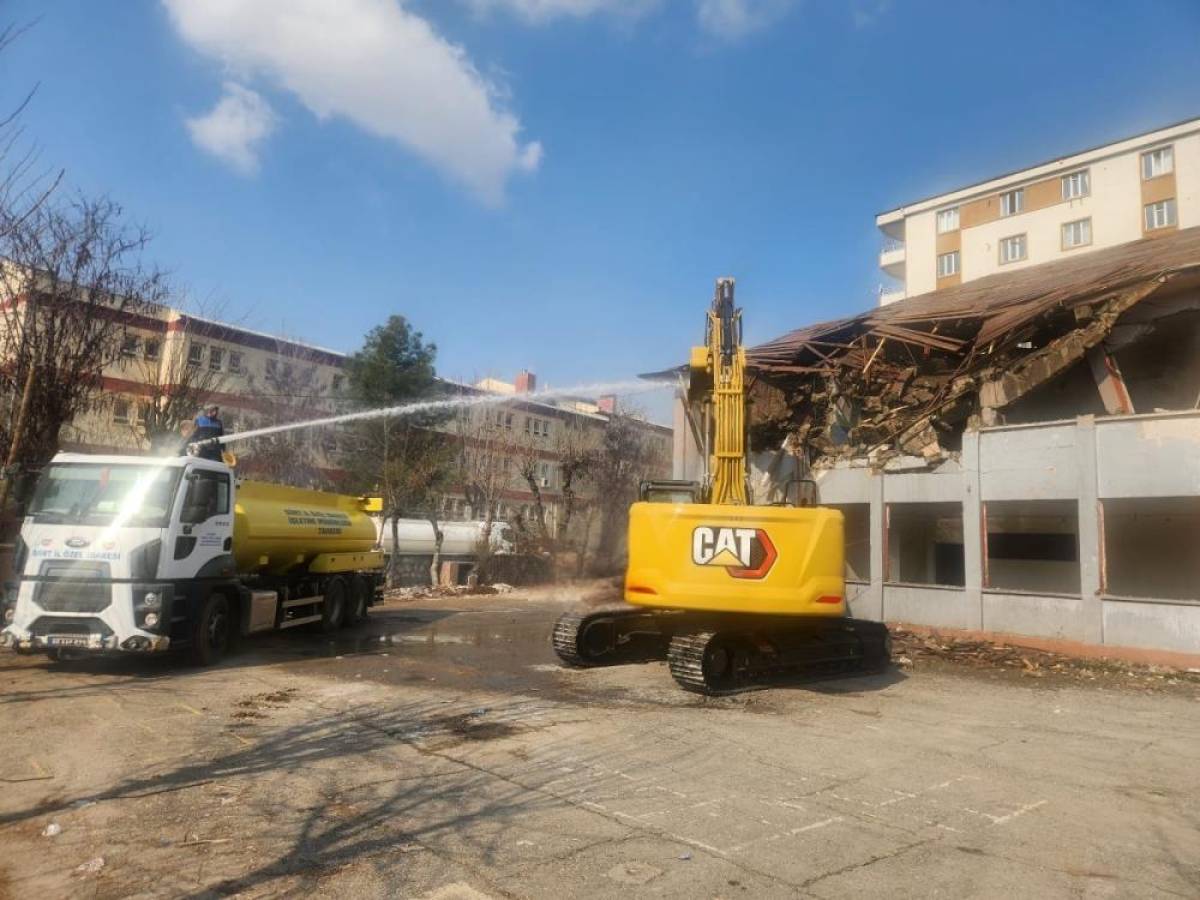 Siirt'te metruk haldeki okul binasının belediye ekiplerince yıkımına başlandı