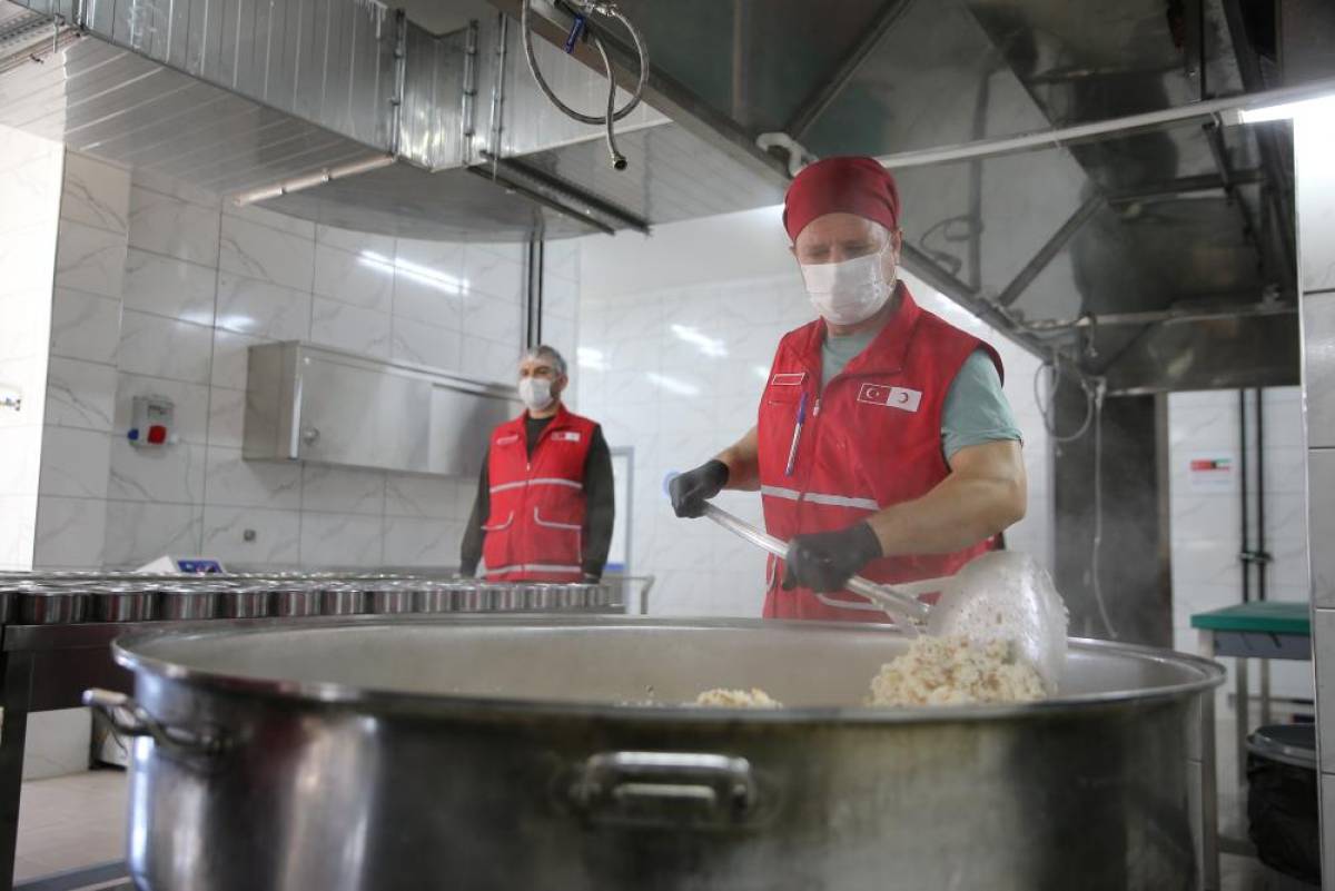 Türk Kızılay Adıyaman'daki ihtiyaç sahiplerinin iftar sofralarına sıcak yemek ulaştırıyor