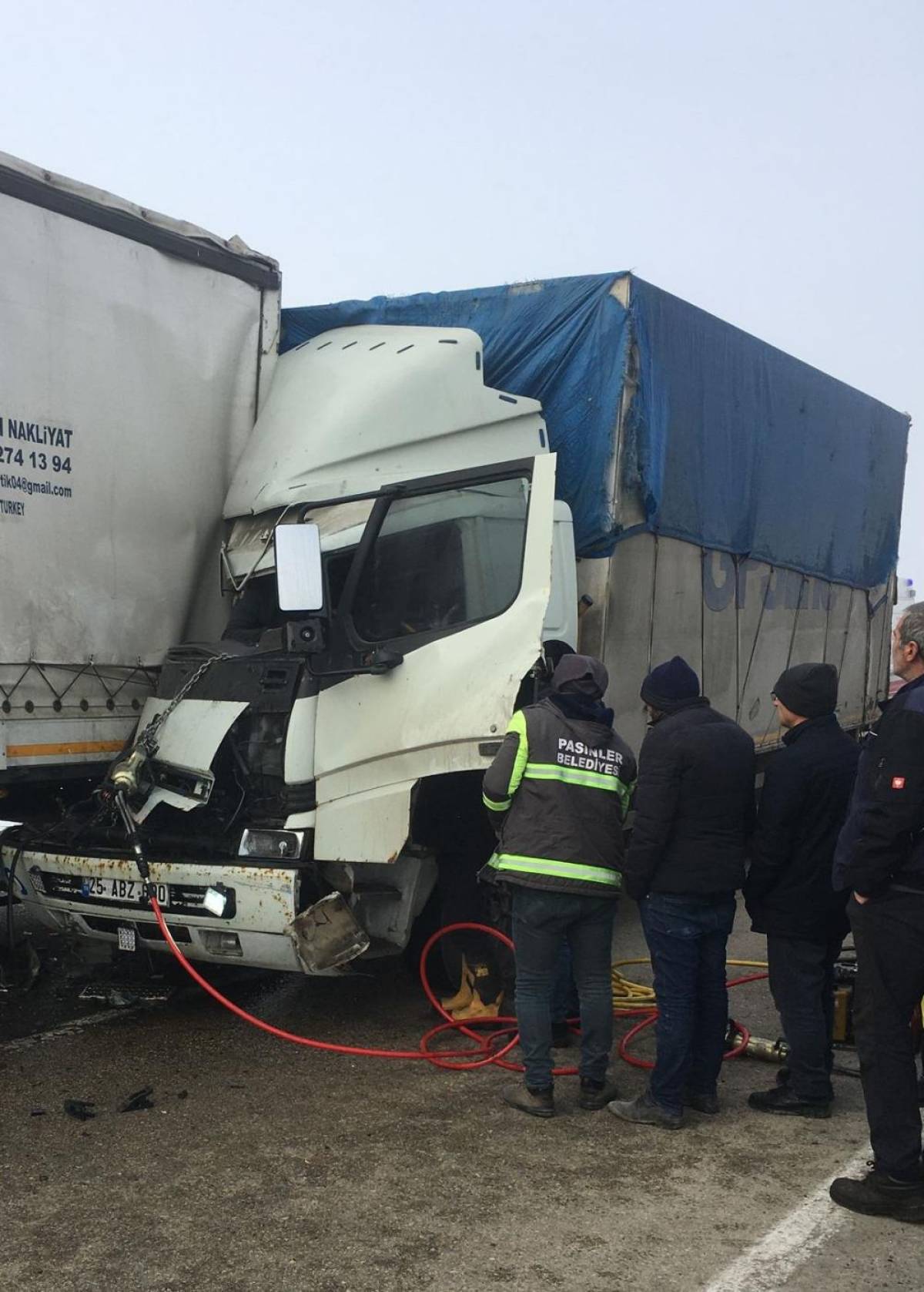 Erzurum'da tıra arkadan çarpan kamyondaki 2 kişi yaralandı
