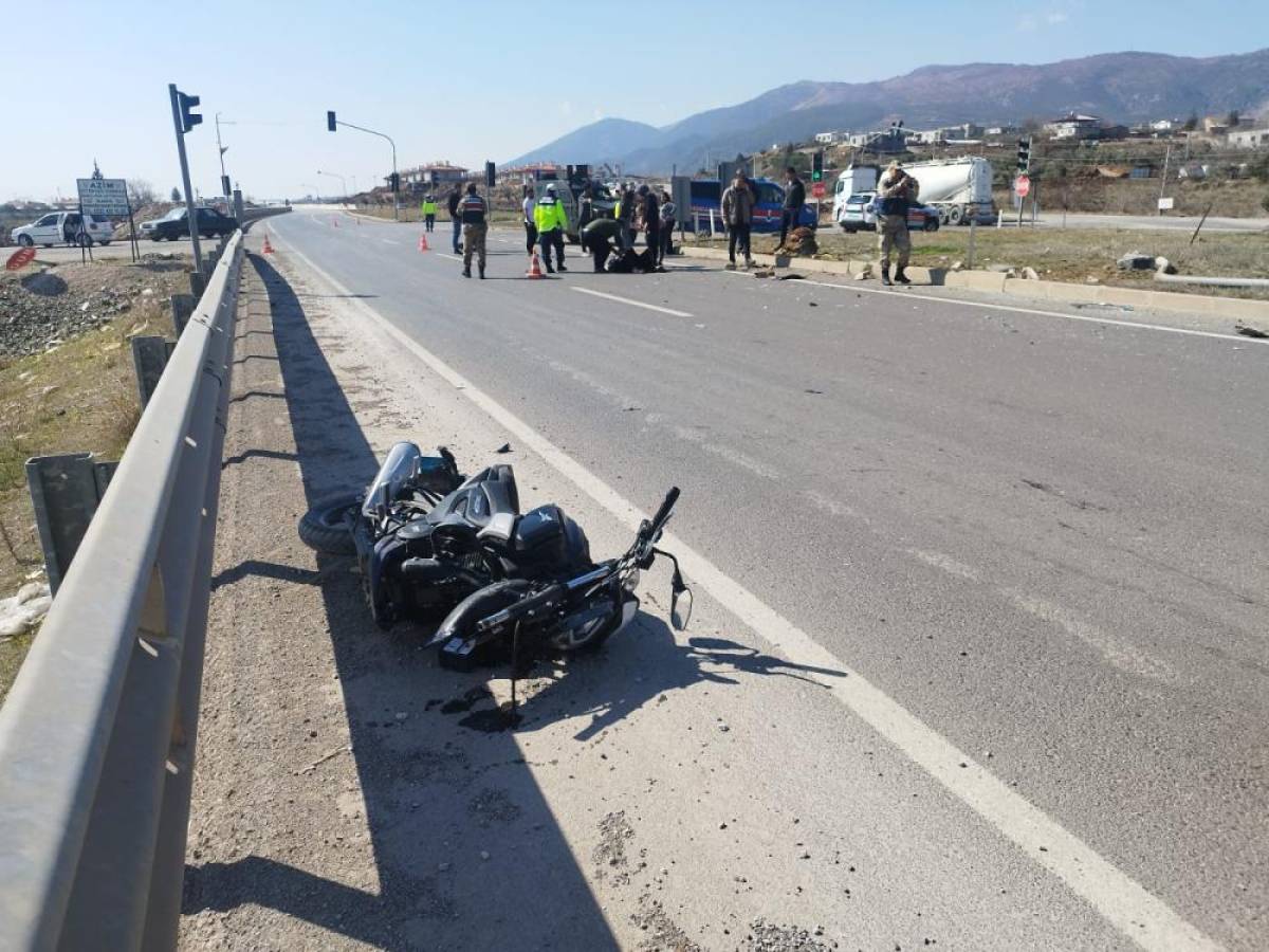 Gaziantep'te motosiklet ile otomobilin çarpması sonucu 3 kişi yaralandı