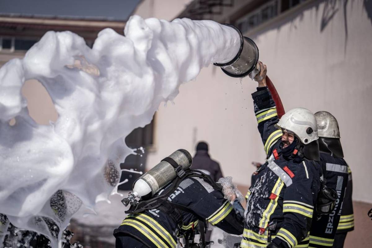 Erzurum'da yeni itfaiye erleri mesleğe başlamadan zorlu eğitimlerden geçiriliyor