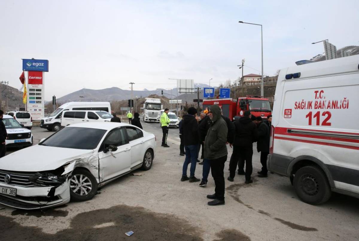 Bitlis'te banka para nakil aracıyla otomobil çarpıştı, 3 kişi yaralandı