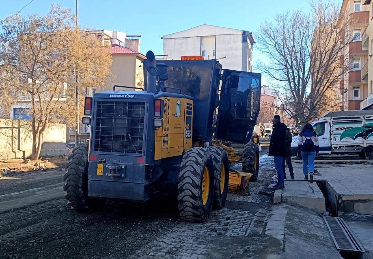 Kağızman'da bozulan yollar onarılıyor