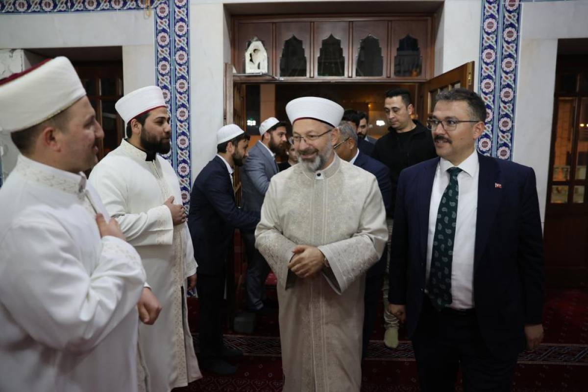 Diyanet İşleri Başkanı Erbaş, Iğdır'da teravih namazı kıldırdı