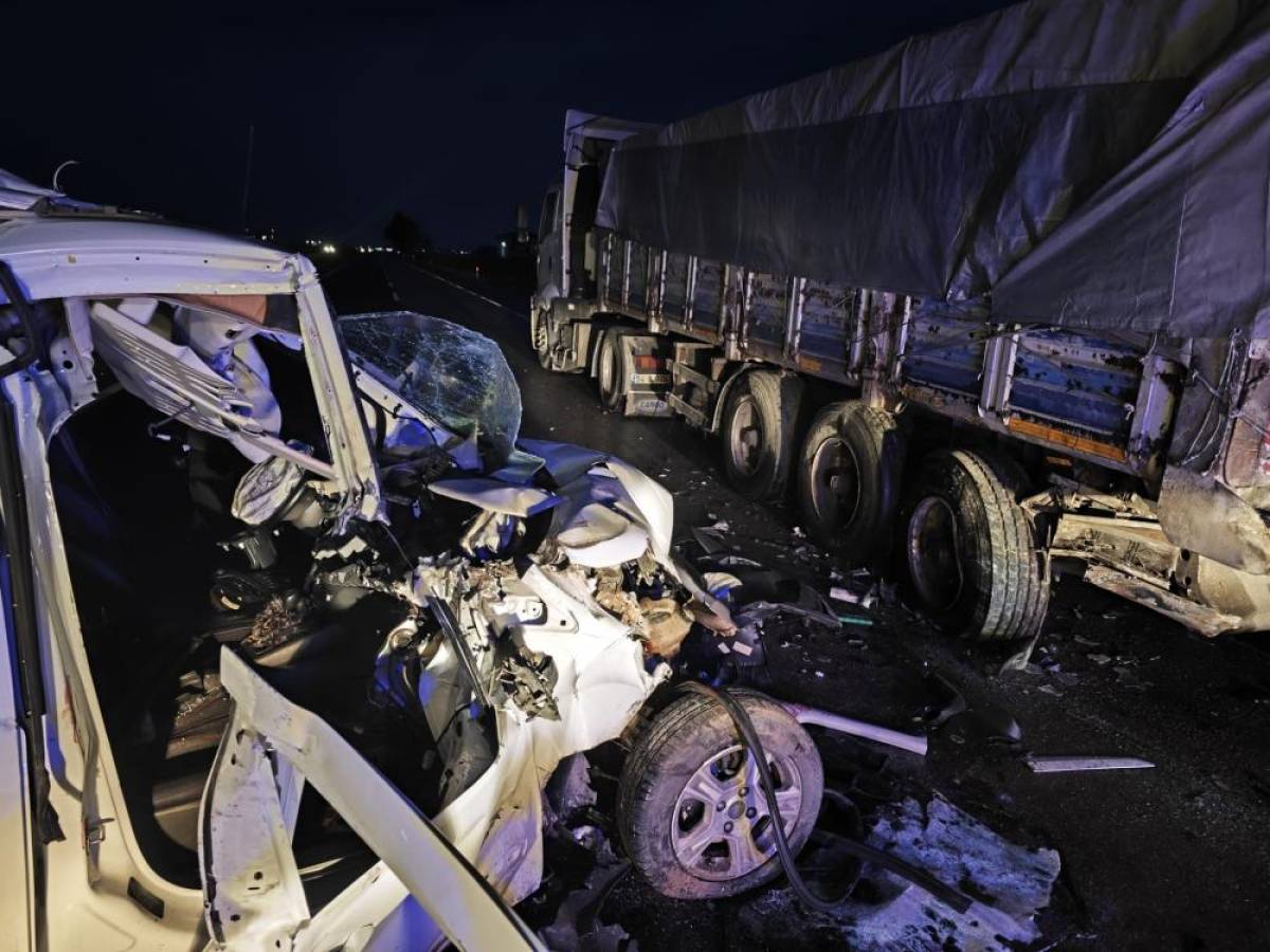 Mardin'de tır ile hafif ticari aracın çarpıştığı kazada 1 kişi öldü