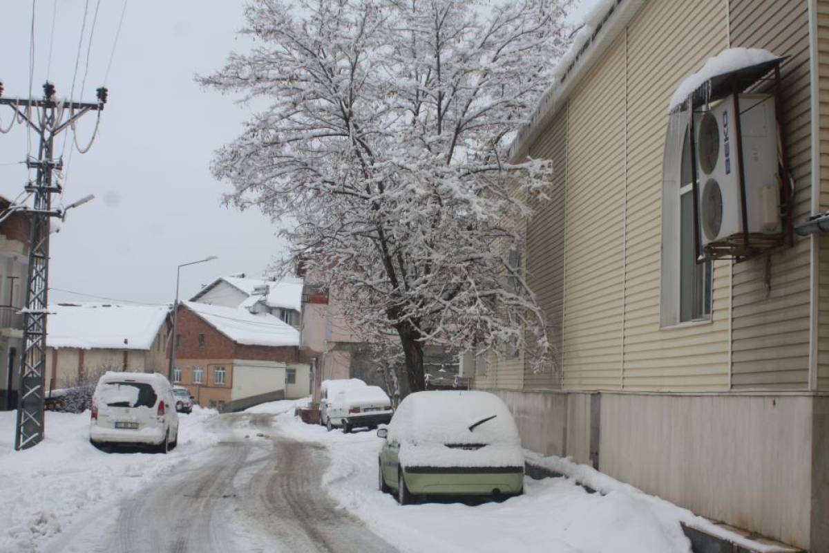 Çelikhan'da kar etkili oluyor