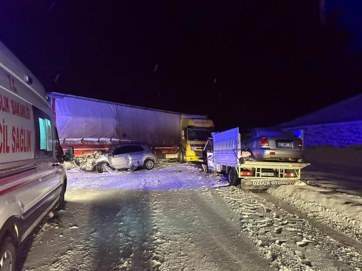 Malatya'da 3 aracın karıştığı zincirleme trafik kazasında 3 kişi yaralandı