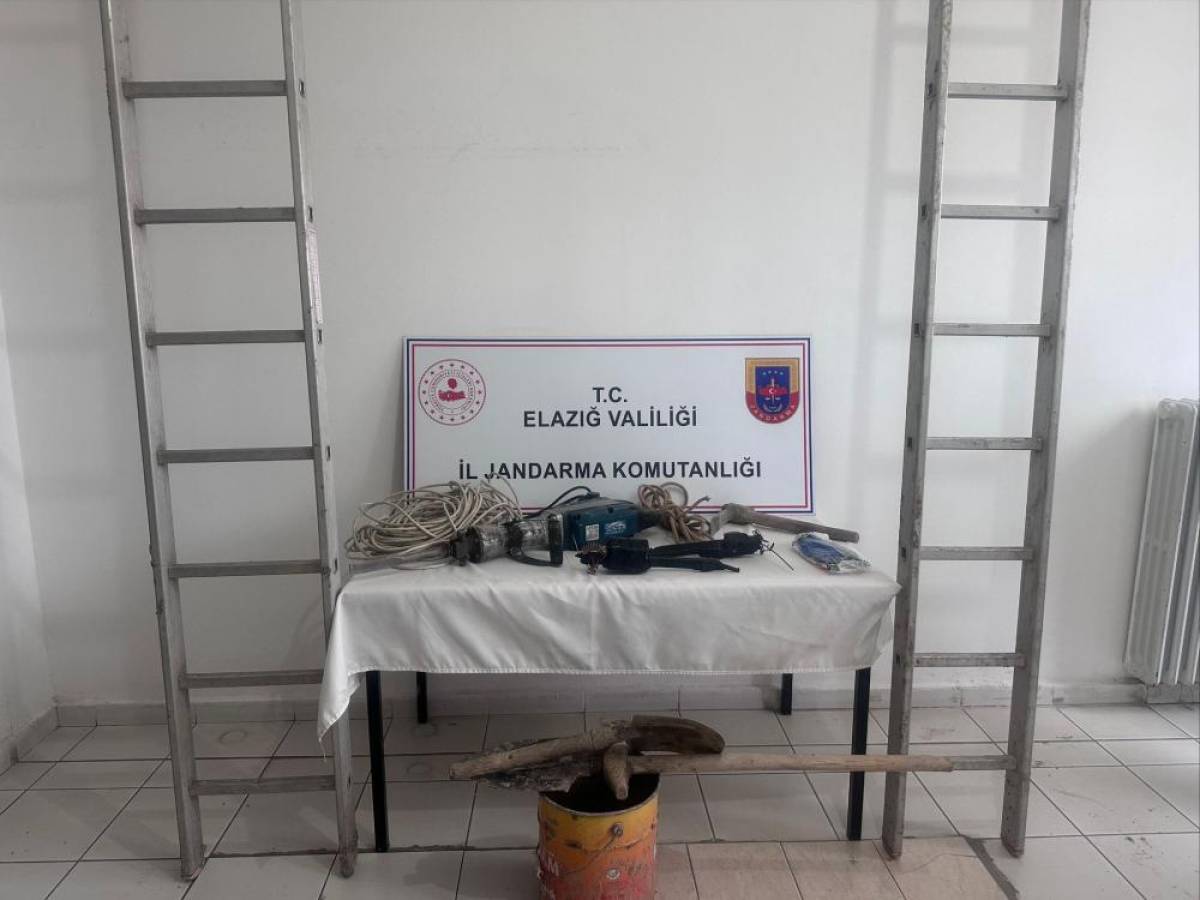 Elazığ'da kaçak kazı yapan 3 kişi suçüstü yakalandı