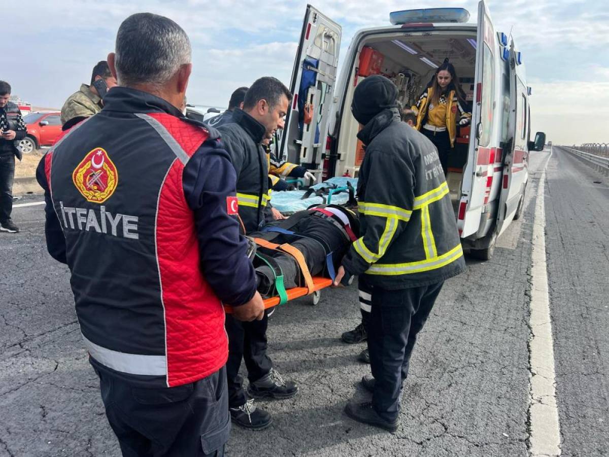 Mardin'de hafif ticari araç ile otomobilin çarpıştığı kazada 3 kişi yaralandı