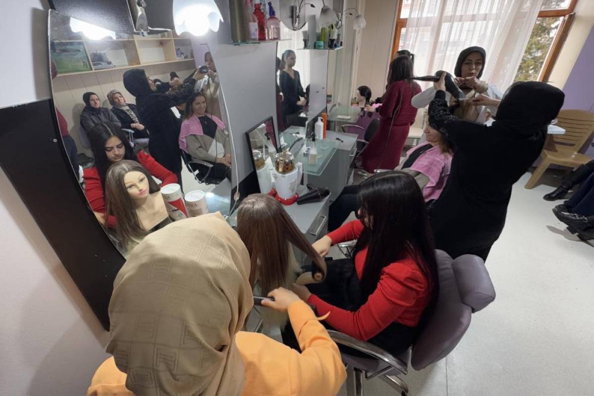 Elazığ'da kadın kursiyerlere cilt bakım seti hediye edildi