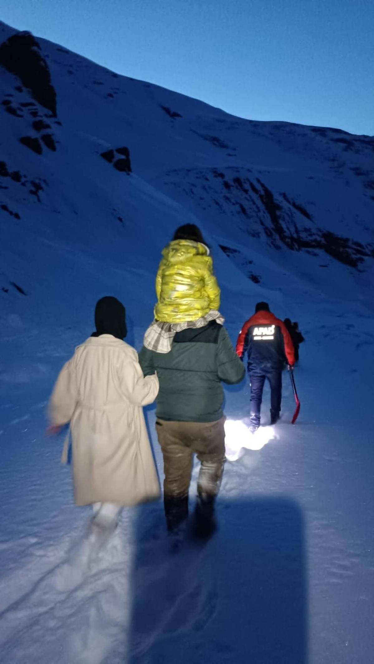 Hakkari'de kara saplanan araçta mahsur kalan 5 kişilik aile kurtarıldı