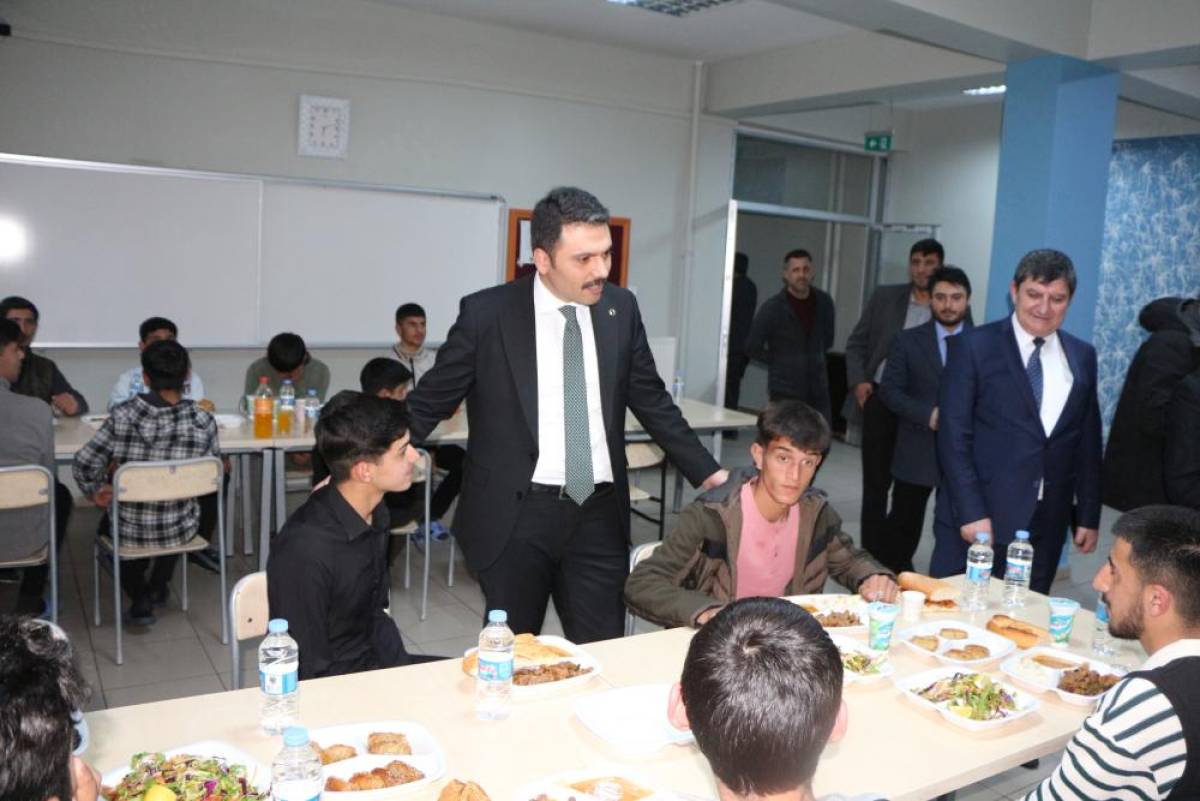 Karlıova Kaymakamı Gilan öğrencilerle iftarda buluştu