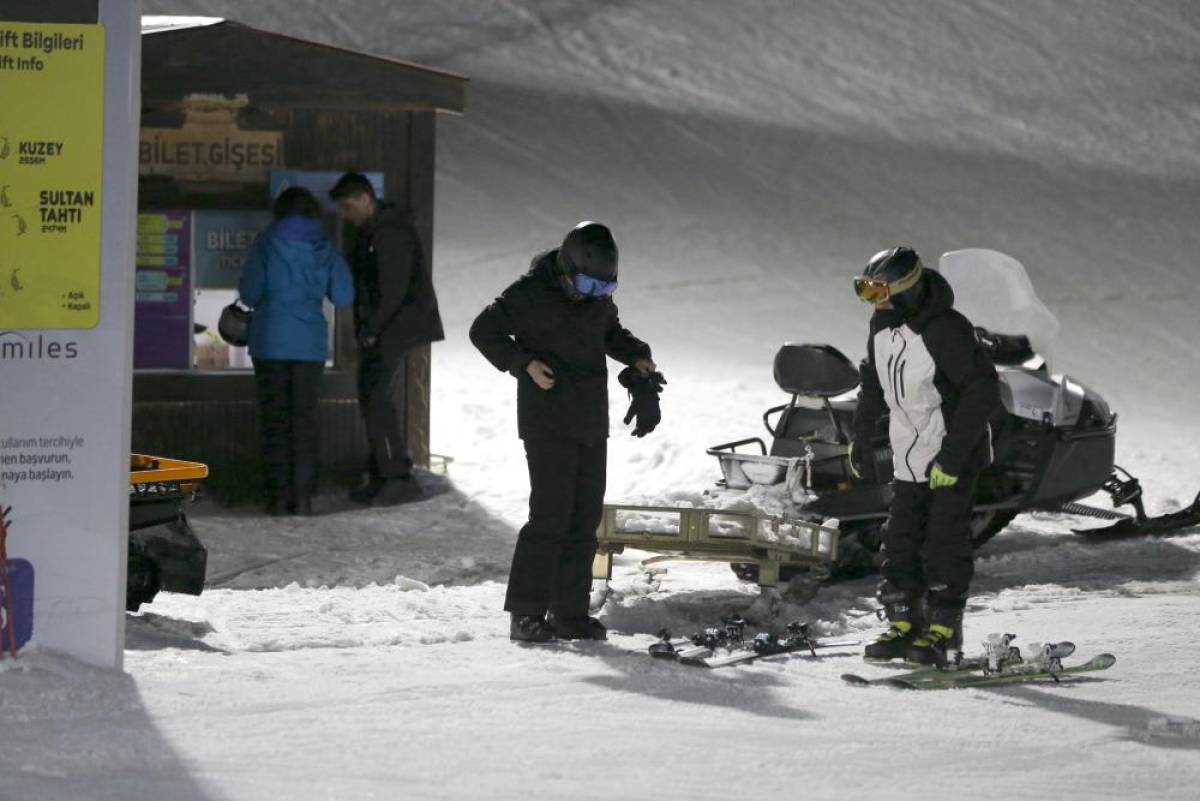 Palandöken'de iftar sonrası gece kayağının keyfini çıkarıyorlar