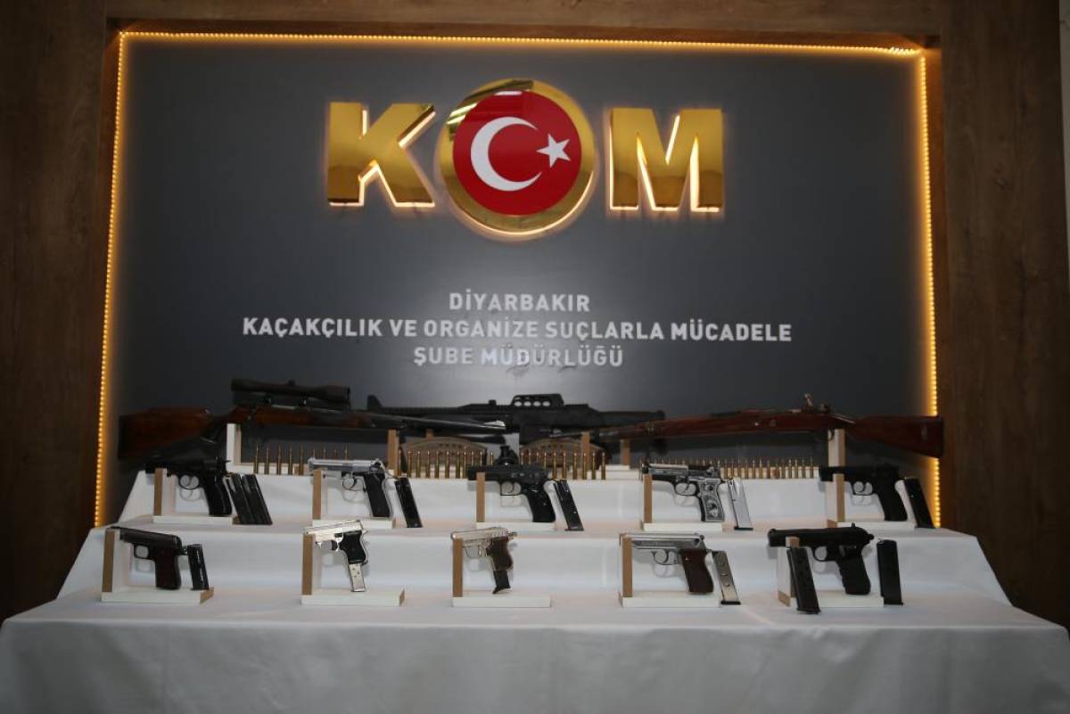 Diyarbakır merkezli 2 ilde kaçak silah operasyonunda 17 zanlı yakalandı