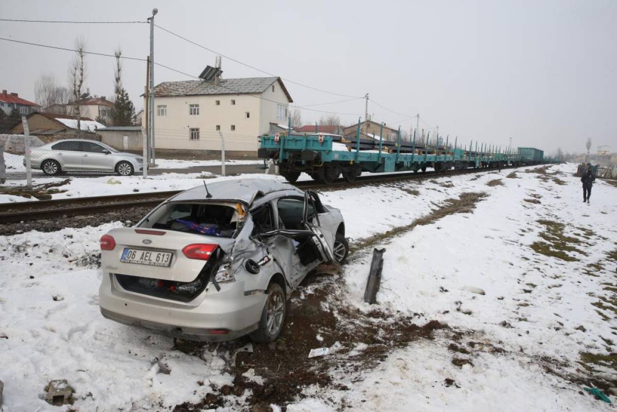 Muş'ta yük treninin çarptığı otomobildeki sürücü yaralandı