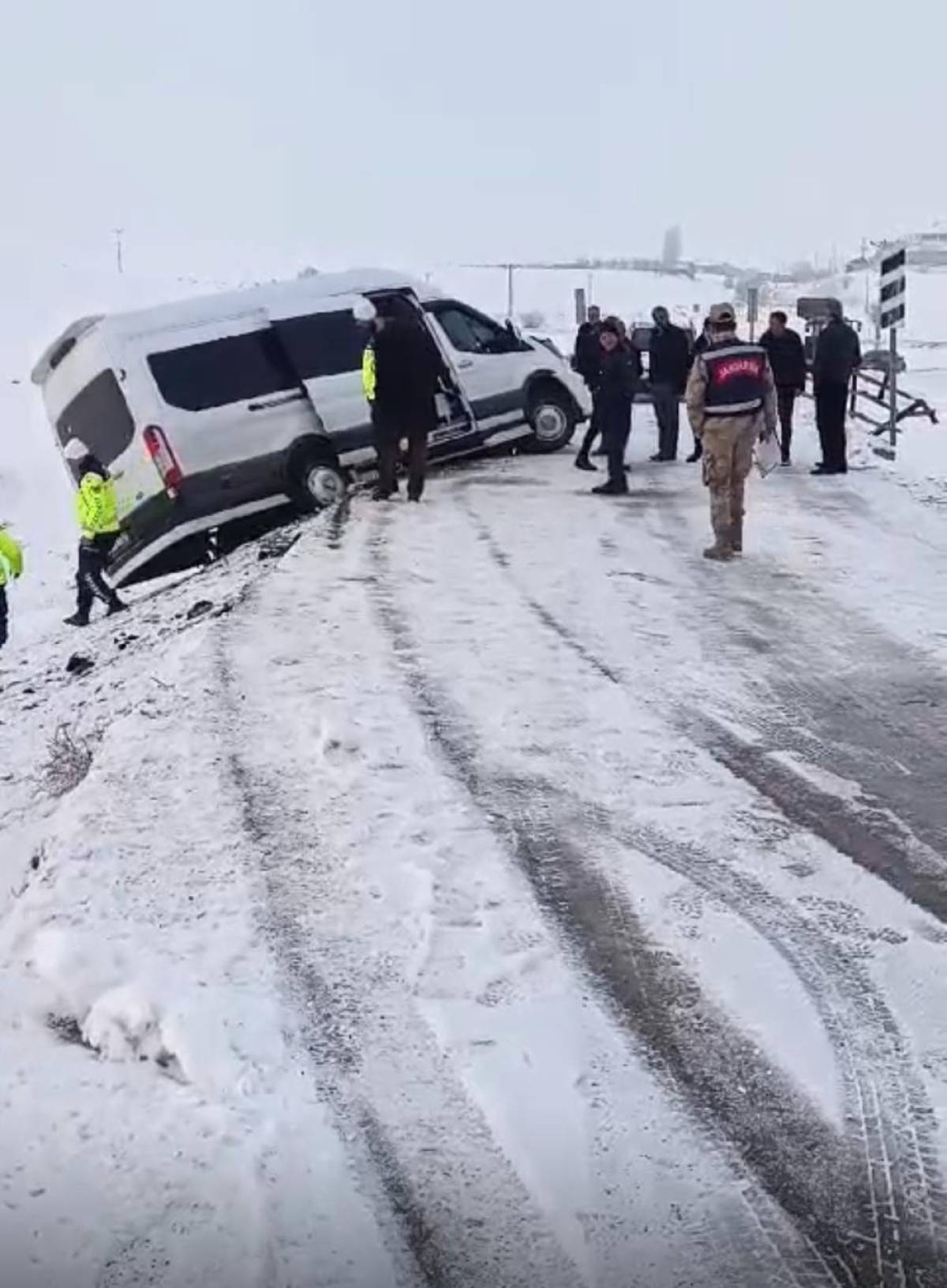Muş'ta köprünün korkuluğuna çarpan servisteki 8 öğretmen yaralandı