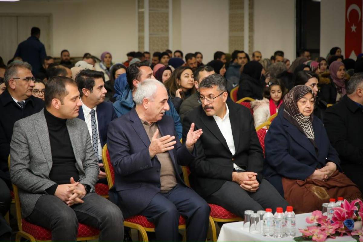 Şair ve yazar Nurullah Genç, Hakkari'de söyleşiye katıldı