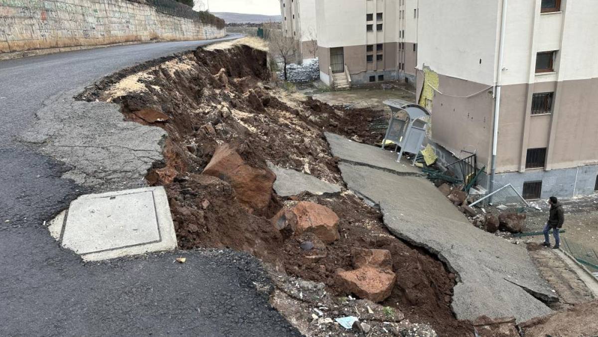 Şanlıurfa'da okulun istinat duvarının yıkılma anı güvenlik kamerasında