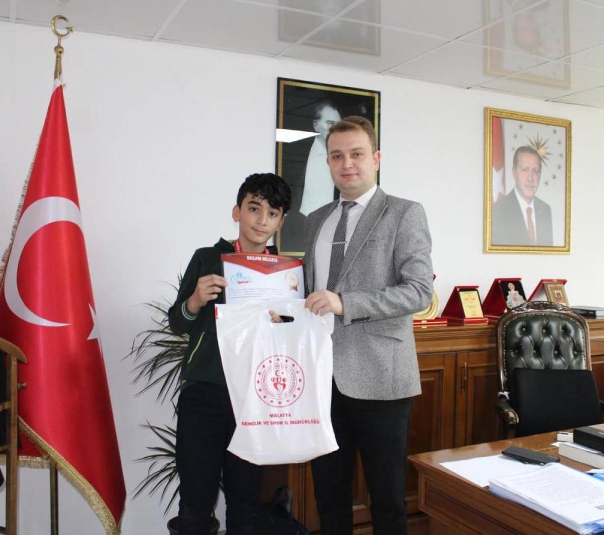 Kale Kaymakamı İnce, altın madalya kazanan sporcuya hediye verdi