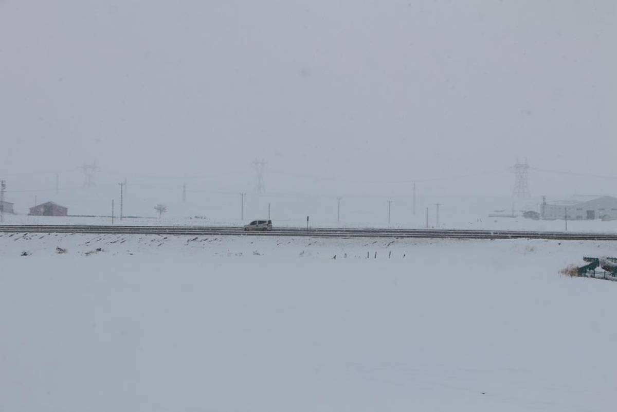 Karlıova'da kar yağışı etkili oluyor